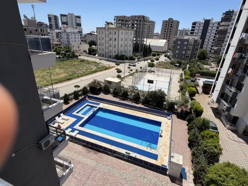 Alata’da Kiralık 2+1 Daire – Havuzlu – Bağımsız Mutfaklı