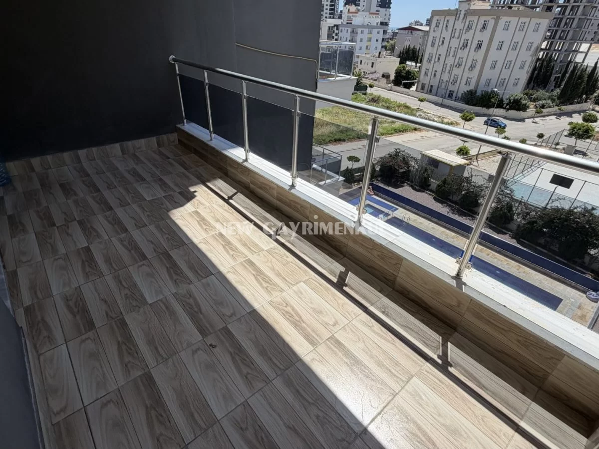 Alata’da Kiralık 2+1 Daire – Havuzlu – Bağımsız Mutfaklı
