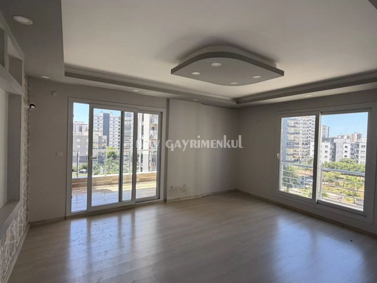 Alata’da Kiralık 2+1 Daire – Havuzlu – Bağımsız Mutfaklı