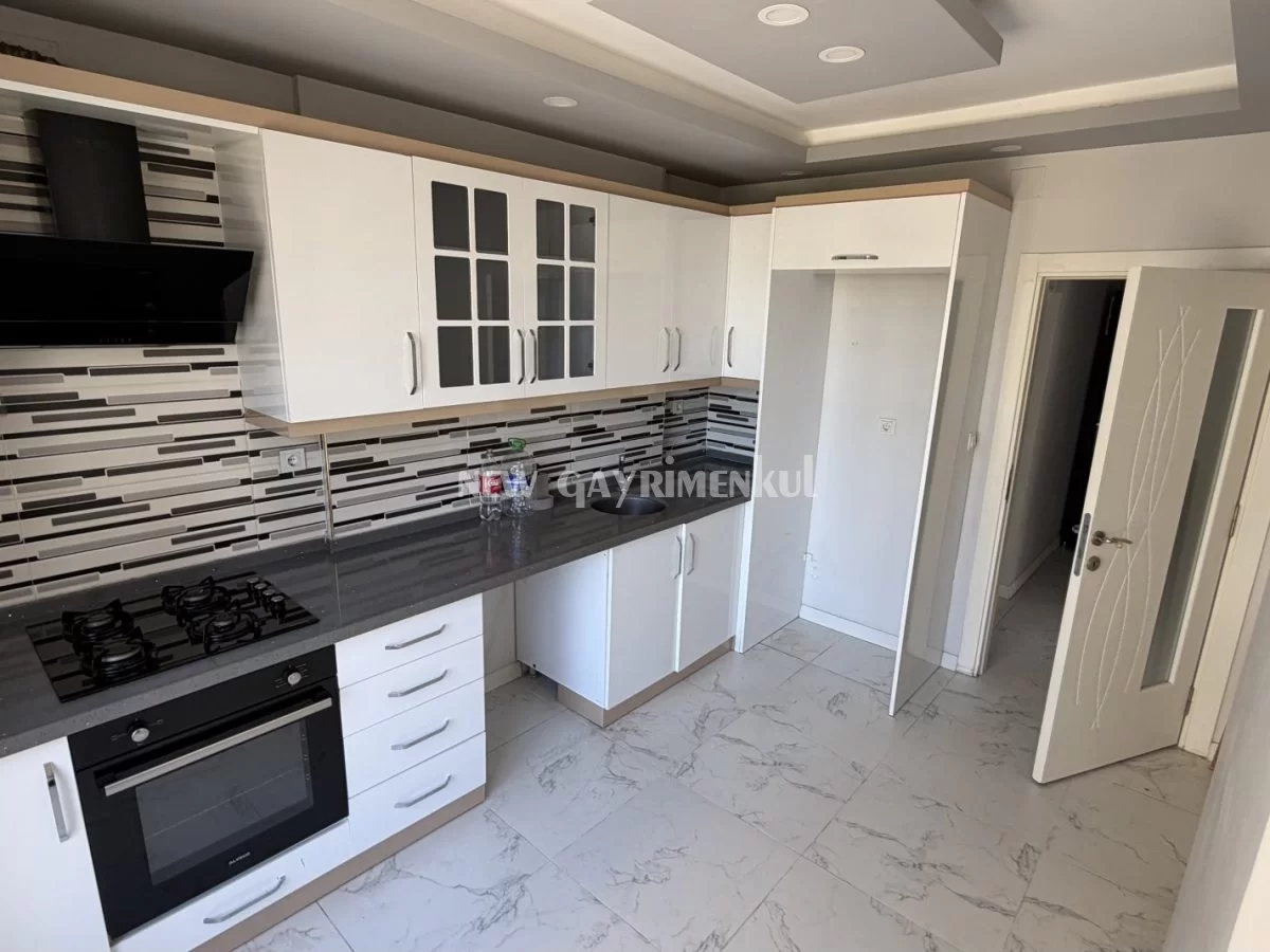Alata’da Kiralık 2+1 Daire – Havuzlu – Bağımsız Mutfaklı