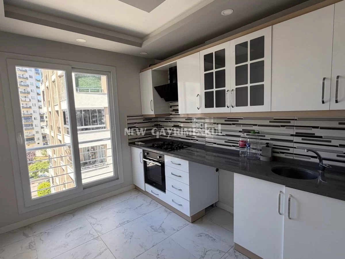 Alata’da Kiralık 2+1 Daire – Havuzlu – Bağımsız Mutfaklı
