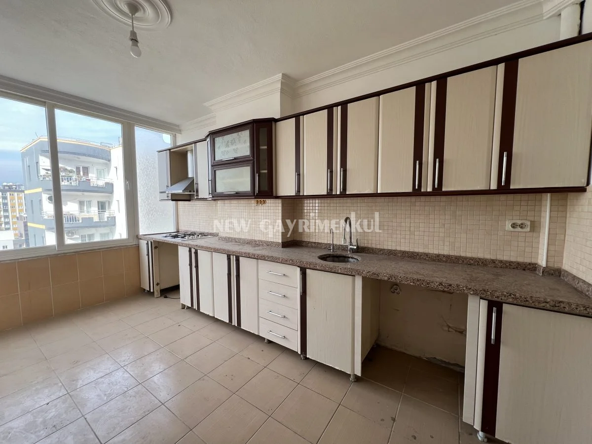 Erdemli Hastane Caddesi’nde  Satılık 3+1 Daire – 180 m² – Merkezi Konum