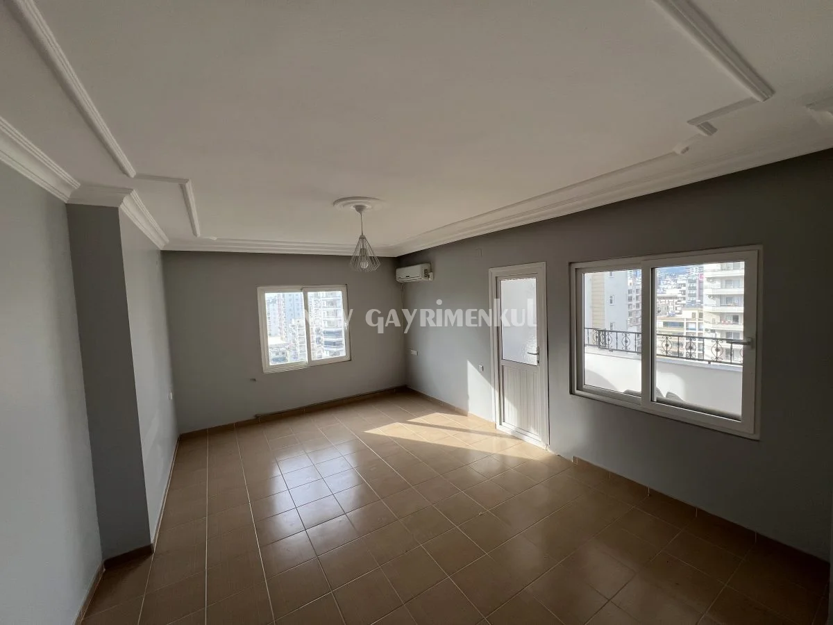 Erdemli Hastane Caddesi’nde  Satılık 3+1 Daire – 180 m² – Merkezi Konum