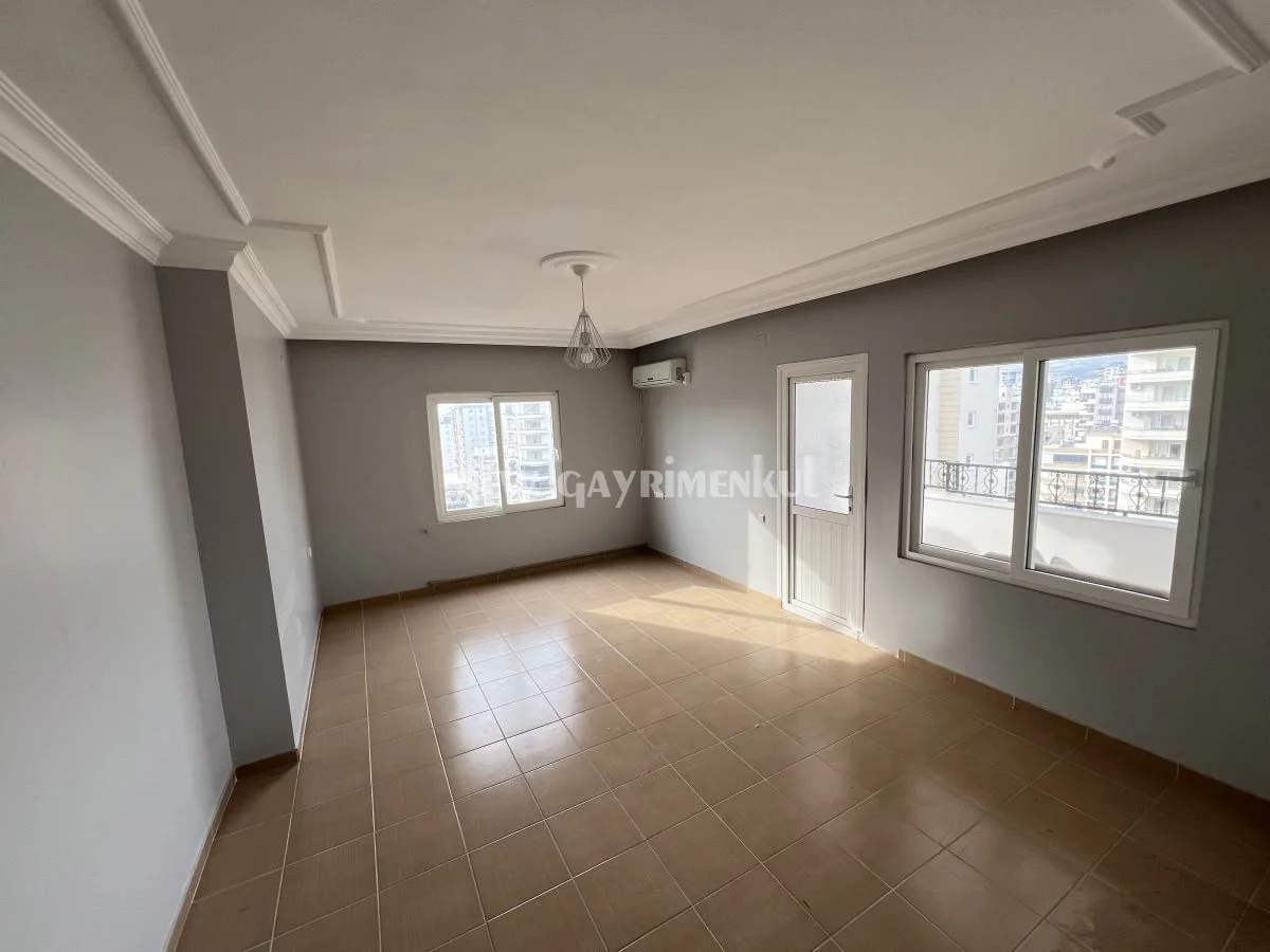 Erdemli Hastane Caddesi’nde  Satılık 3+1 Daire – 180 m² – Merkezi Konum