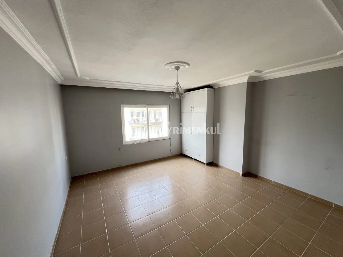 Erdemli Hastane Caddesi’nde  Satılık 3+1 Daire – 180 m² – Merkezi Konum