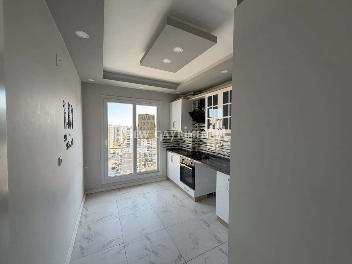 Yukarı Alata’da Kiralık 2+1 Daire – Site İçerisinde – Havuzlu