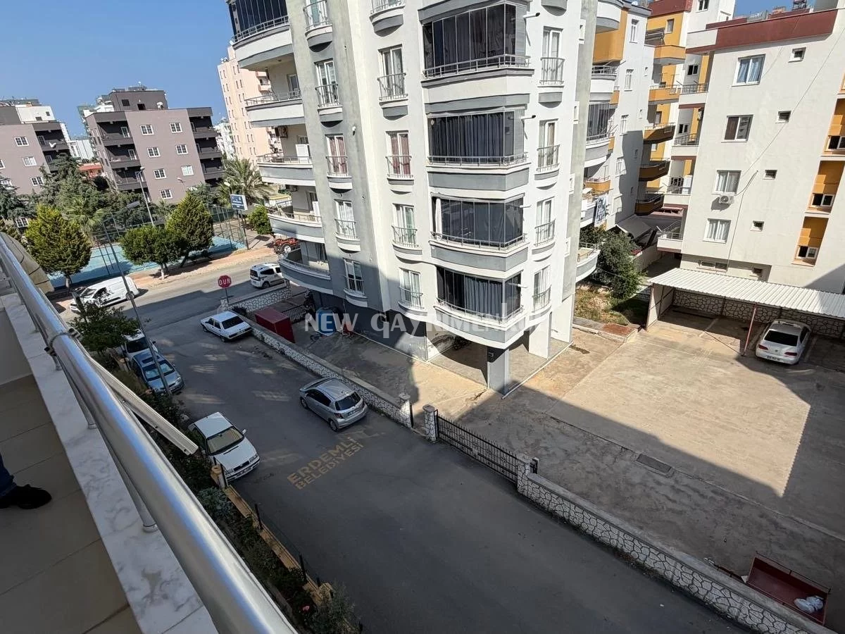 Yukarı Alata’da Merintur Apt Satılık 3+1 Daire – Geniş ve Masrafsız