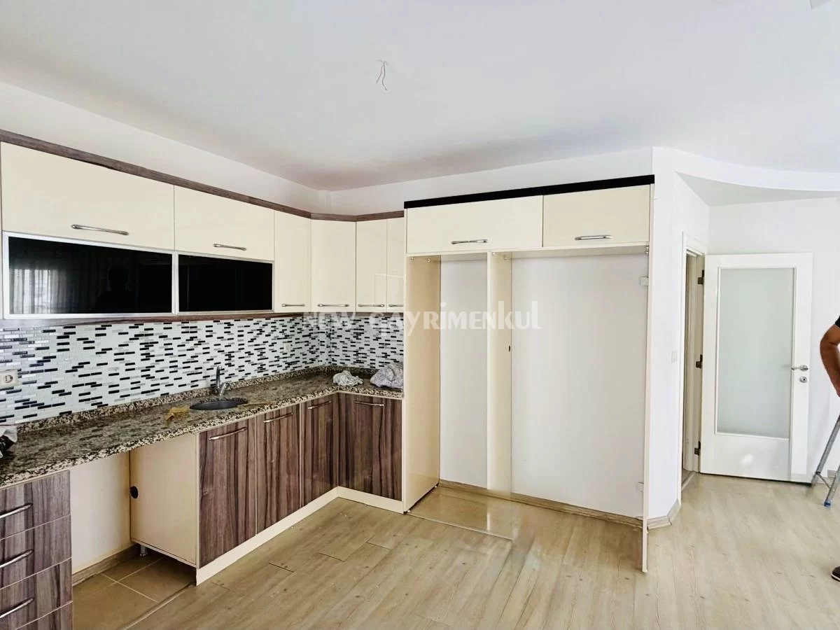 Yukarı Alata’da Merintur Apt Satılık 3+1 Daire – Geniş ve Masrafsız